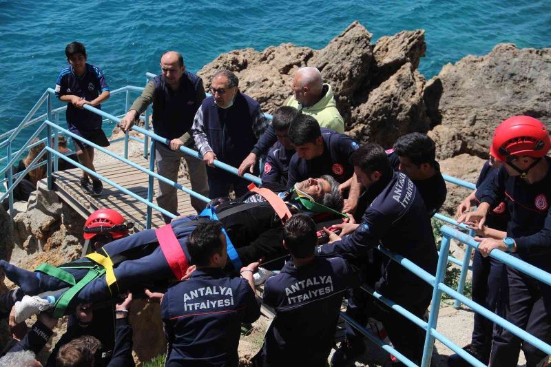 Çöp toplamak için çıktığı falezlerden düştü, itfaiye ekiplerince kurtarıldı
