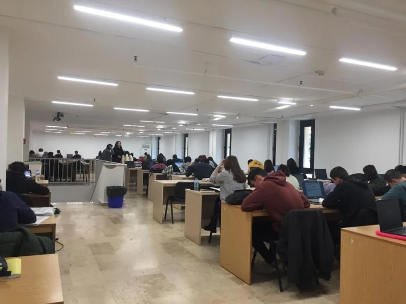 Kütüphanedeki sessiz ortam öğrenciler için cazipliğini koruyor
