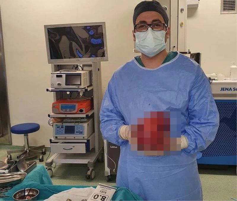 Karnından futbol topu büyüklüğünde tümör çıktı
