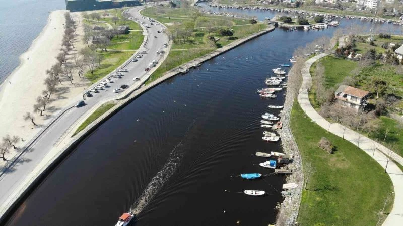 Küçükçekmece’de Menekşe Deresi kırmızıya büründü
