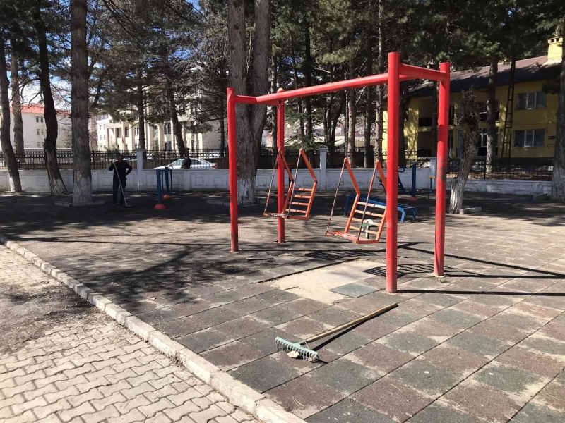 Tatvan’daki park ve bahçelerde bakım çalışması
