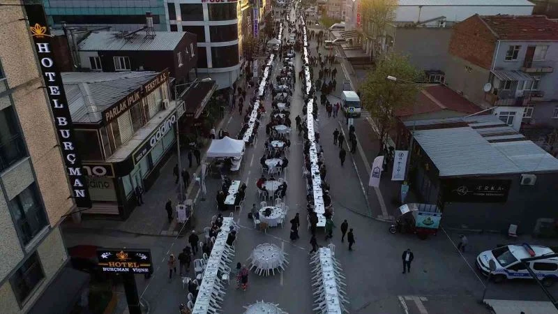 Caddeyi trafiğe kapattılar, 12 bin kişi aynı sofrada iftar yaptı
