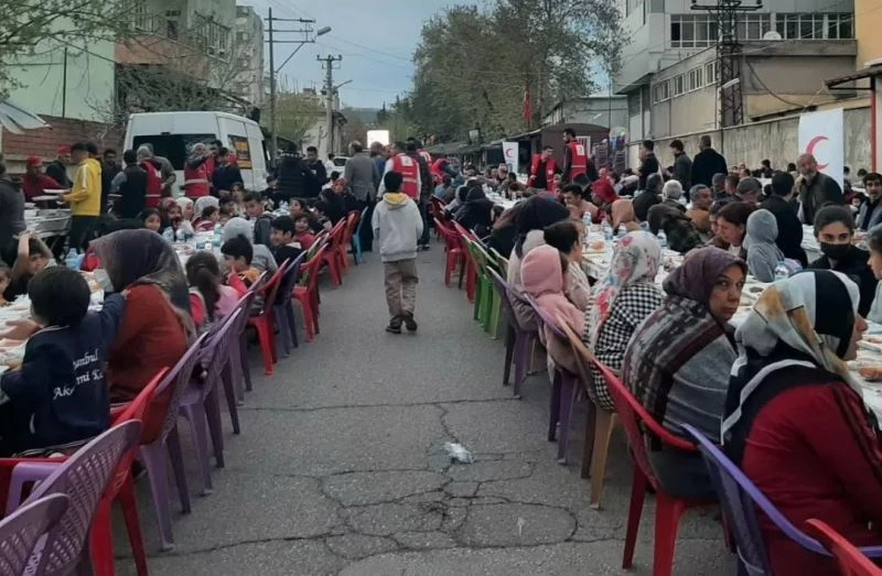 Türk Kızılay’ından mahalleye iftar yemeği

