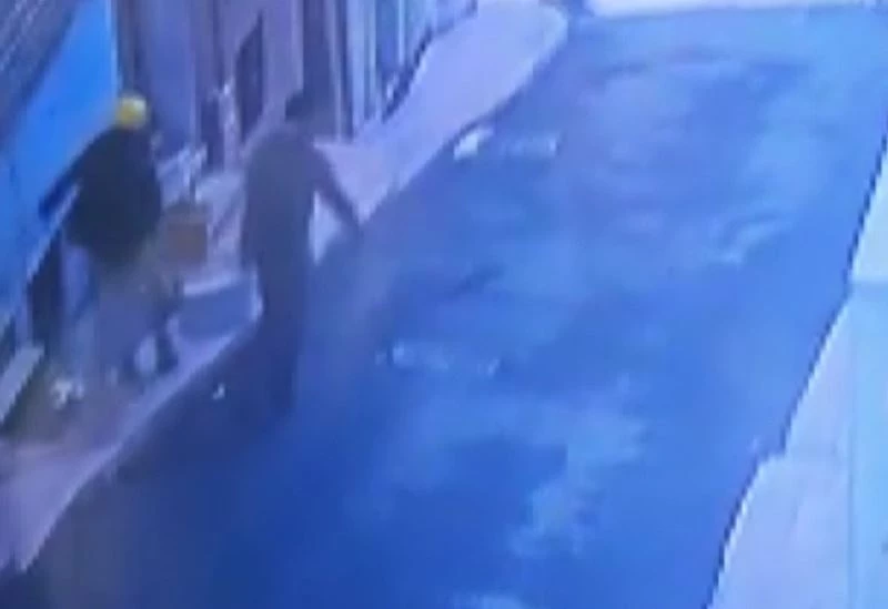 Taksim’de güpegündüz hırsızlık: Akü hırsızları kamerada
