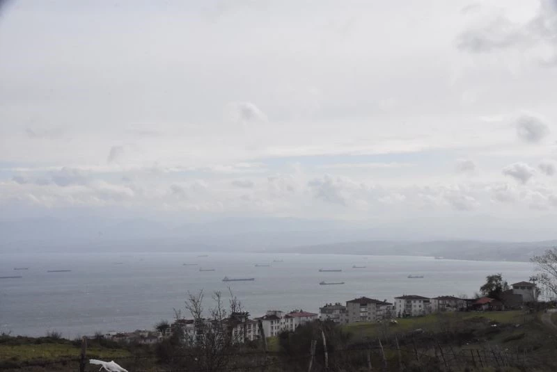 Fırtınadan kaçan gemiler limana sığındı
