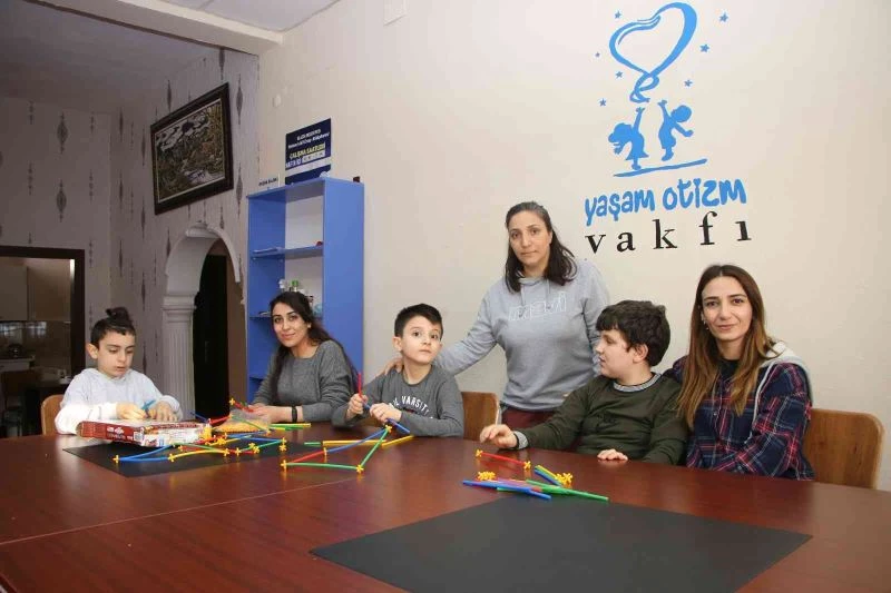 Evlatlarına otizm tanısı konulan çift, vakıf kurarak hayatlarını otizmli bireylere adadı
