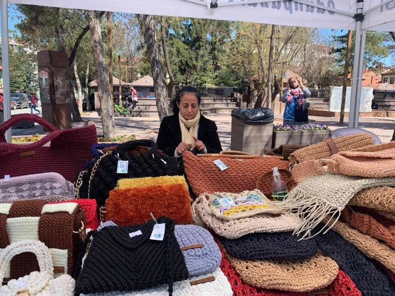 Makrome çanta satarak aile ekonomisine katkı sağlıyor
