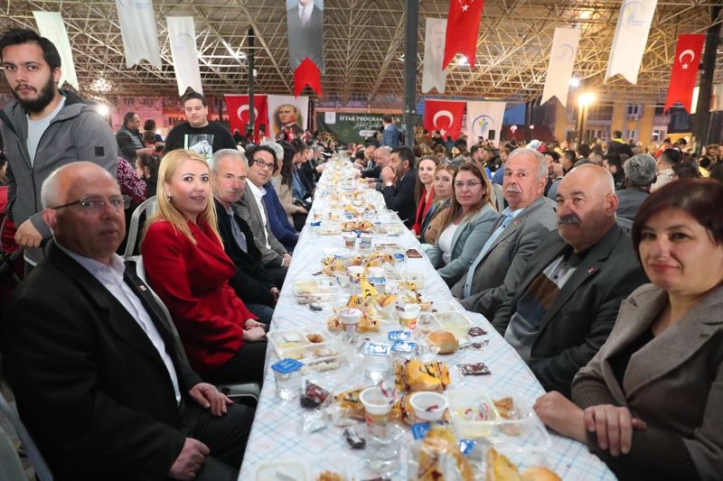 Merkezefendi’de binlerce kişi aynı sofrada oruç açtı
