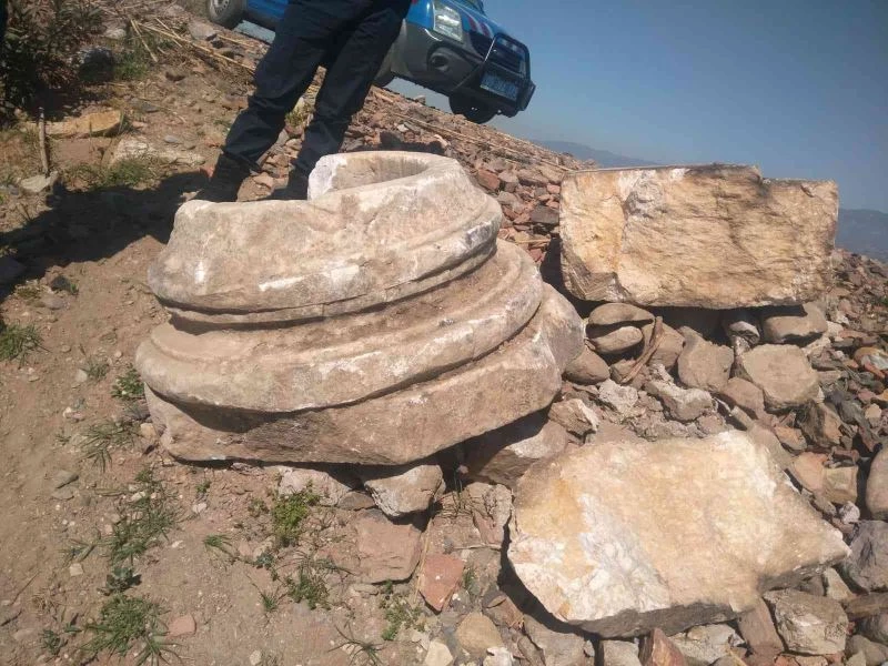 Nehir kenarında parçalanmış tarihi eser bulundu
