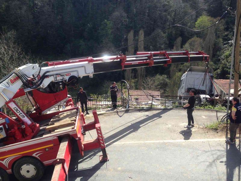 Sarıyer’de gecekondunun üzerine uçan tır kaldırıldı
