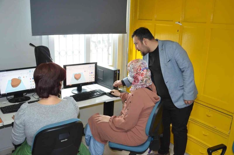 Çocuklar robot tasarlıyor, anneleri 3 boyutlu tasarım dersi alıyor
