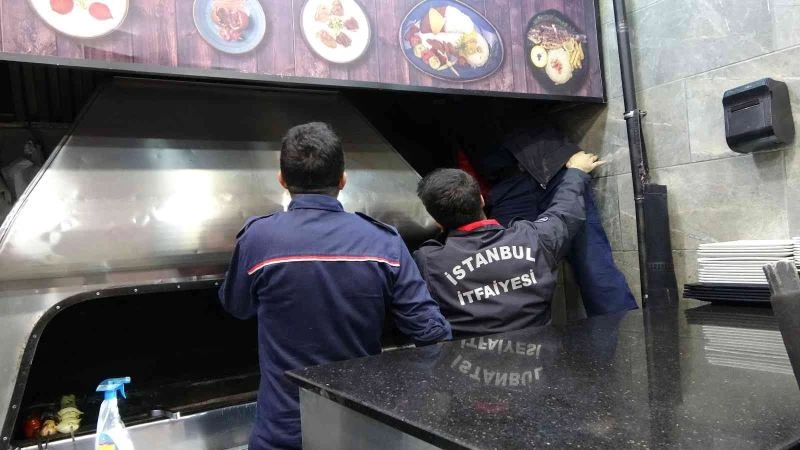 İstiklal Caddesi’nde bir restoranın bacasına kedi girdi
