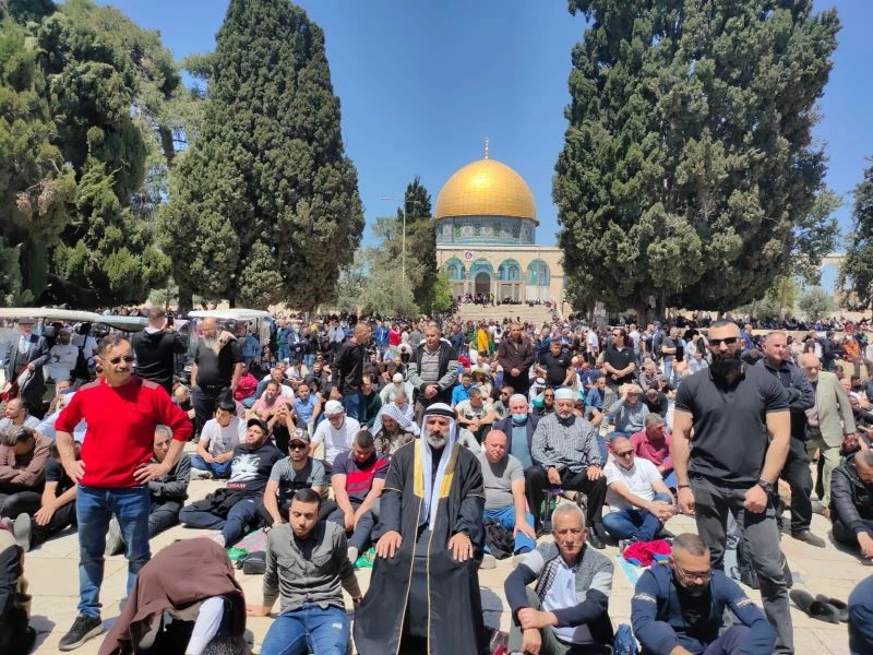 50 bin Müslüman İsrail saldırılarının gölgesinde Mescid-i Aksa’da Cuma namazı kıldı
