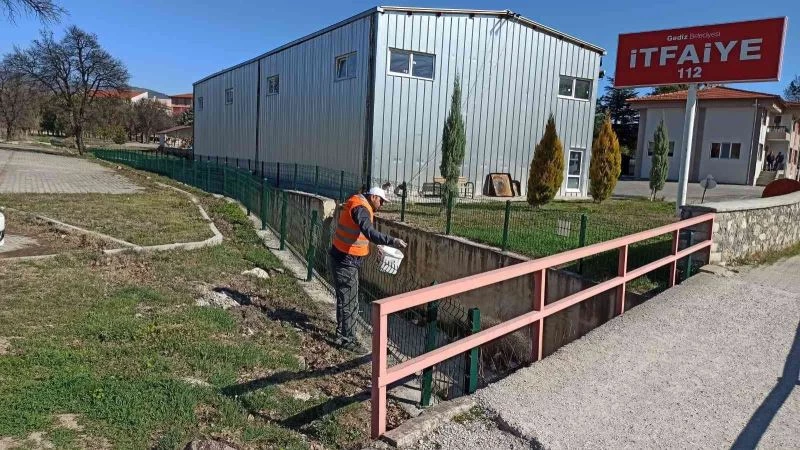 Gediz’de larva ile mücadele başladı
