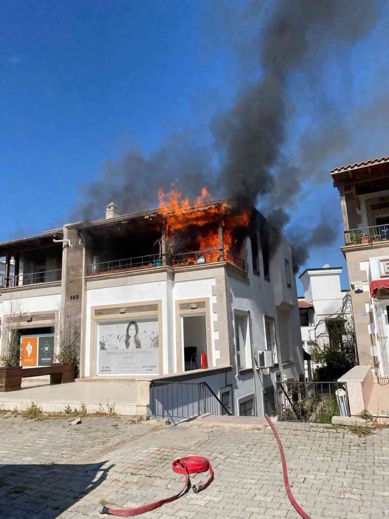 Bir anda tutuşan ev alev alev yandı
