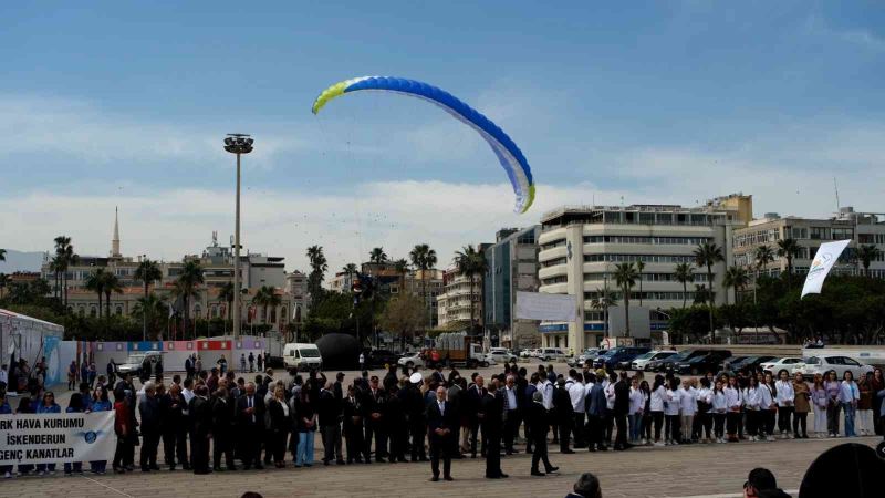 Yamaç paraşütçüsü törendeki kalabalığa çarptı
