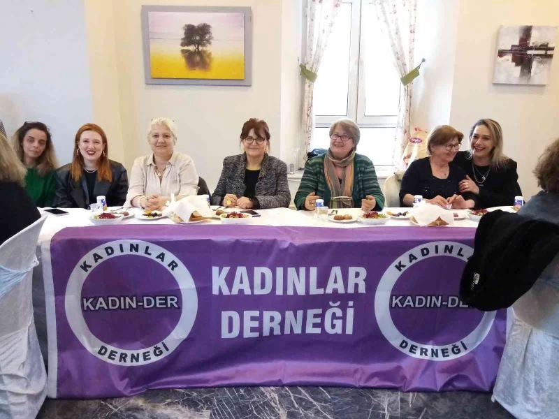 Kadınlar iftar yemeğinde bir aya geldi
