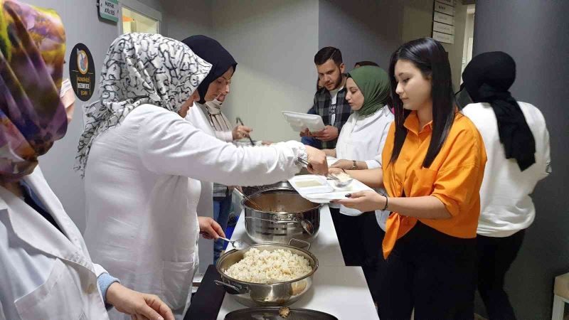 Aşçı öğrencilerden arkadaşlarına iftar
