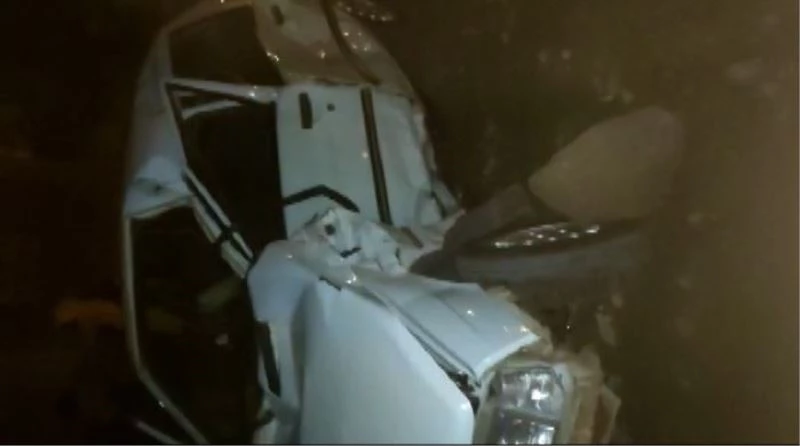 Ana yola çıkmaya çalışan otomobile kamyon çarptı: 3 yaralı
