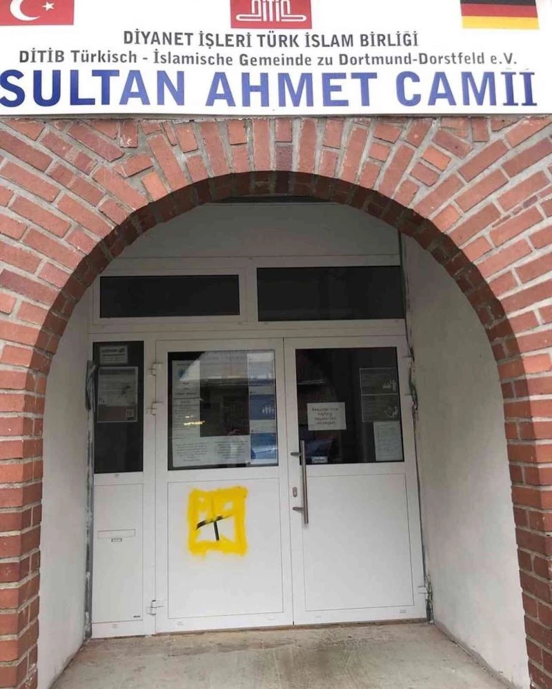 Almanya’da camiye ırkçı saldırı

