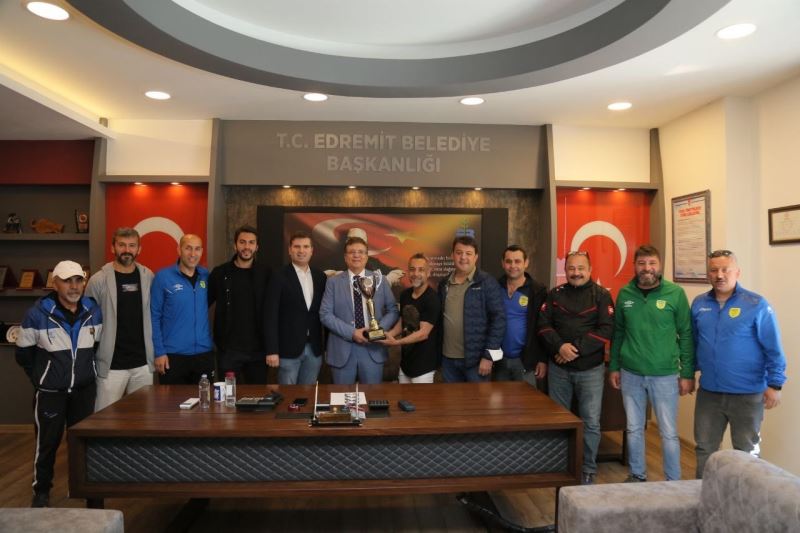 Şampiyon 1966 Edremitspor kupayı başkana getirdi
