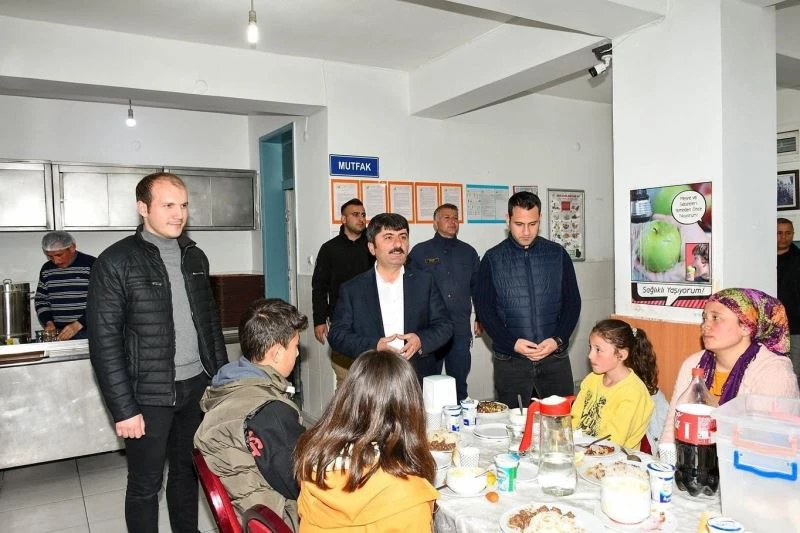 Başkan Ergü, yetim ve öksüz çocukları iftarda yalnız bırakmadı
