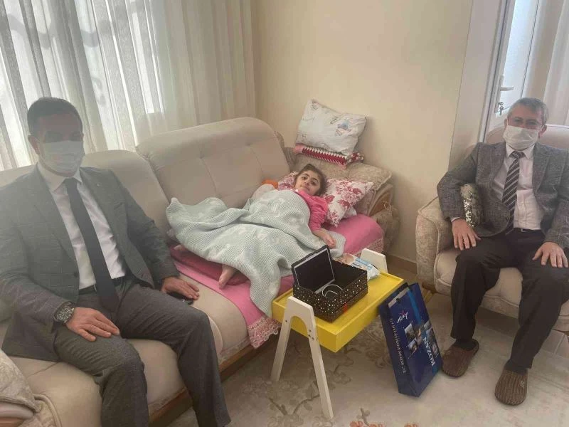 Cam kemik hastası Naz’ın kırılan tabletini kaymakam yeniledi
