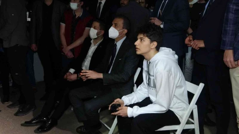 AK Parti Sözcüsü Ömer Çelik, gençlerle oyun oynayıp, halka tatlısı yaptı
