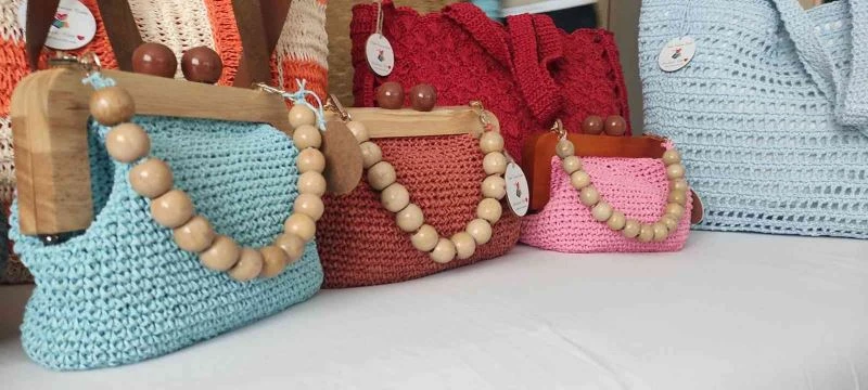 (Özel) Can sıkıntısından evde çanta örmeye başlayan karı koca siparişlere yetişemiyor
