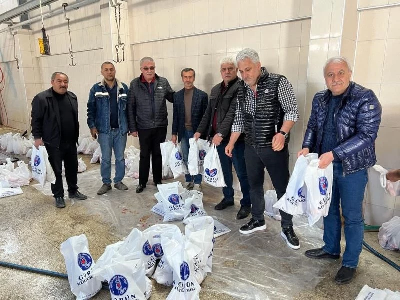 İhtiyaç sahipleri için 20 koyun kestiler
