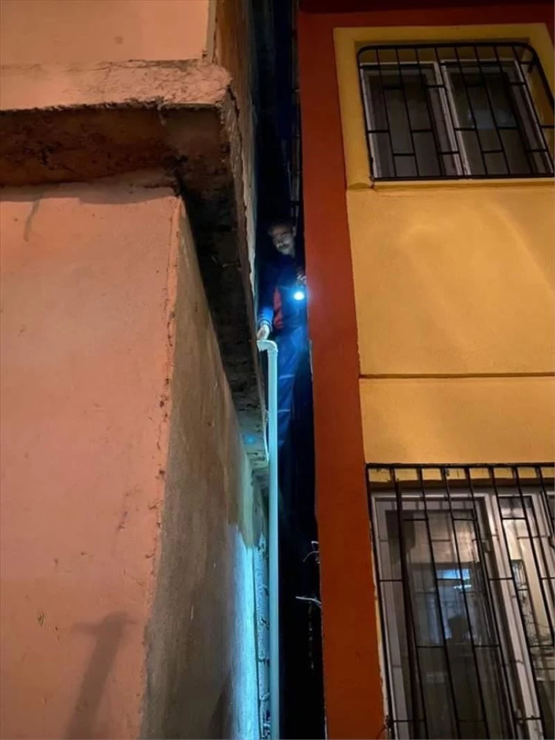 Hatay’da havalandırma boşluğunda mahsur kalan kedi yavrusu kurtarıldı