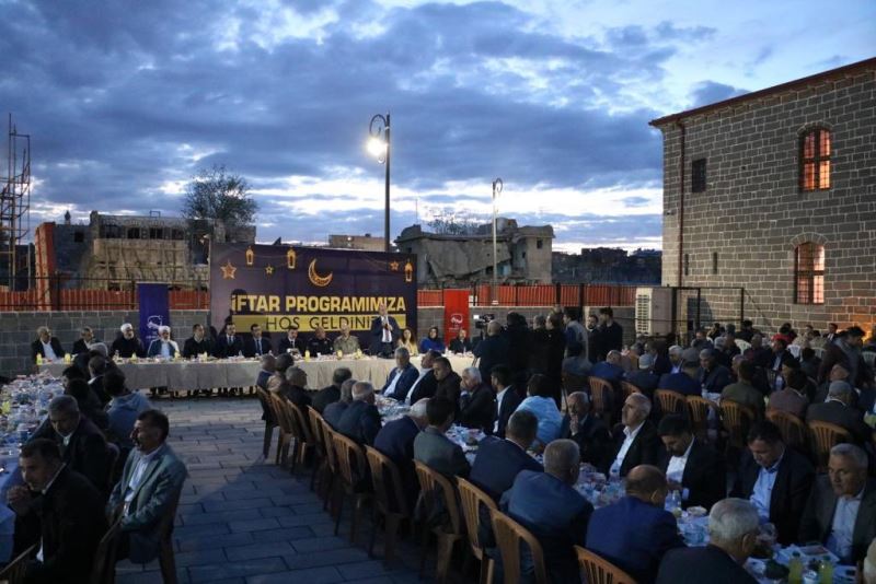 Sur’da 7 yıl aranın ardından iftar yemeği
