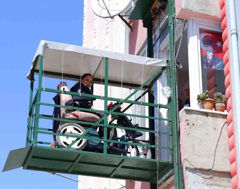 Anne ve babası sırtında taşıyordu, görenleri şaşırtan asansör sayesinde artık kendi inip çıkıyor
