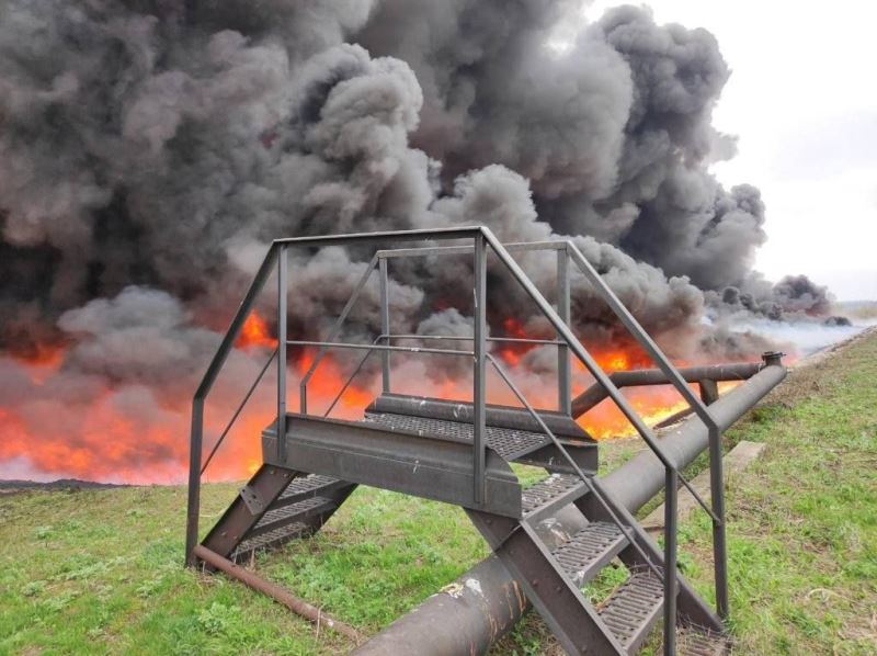 Rusya Luhansk’ta petrol rafinerisini vurdu
