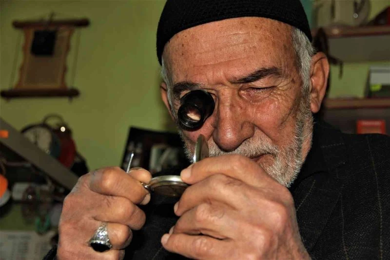 20 metrekarelik dükkânda yarım asırdır zamana ayar veriyor
