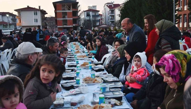 “Toplu iftarlar, çocuklarımızı eğitiyor”
