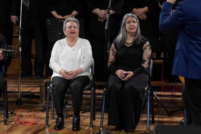 Kanseri yenen koro, hastalıkla mücadele edenlere ilaç oluyor
