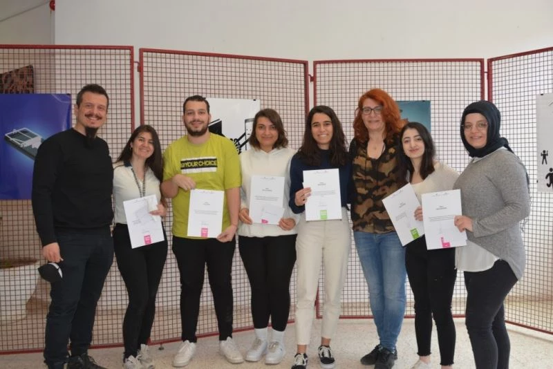 “Hayata Bağlı Ol” konulu afiş tasarımı yarışmasında dereceye giren öğrenciler ödüllendirildi
