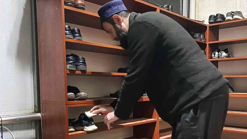 Camiye giden çocukların ayakkabısına para bırakılıyor
