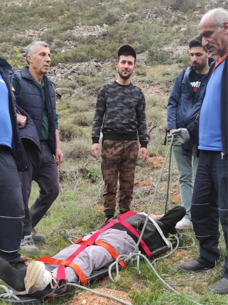Dağlık alanda ayağı kırılan şahsı AFAD kurtardı
