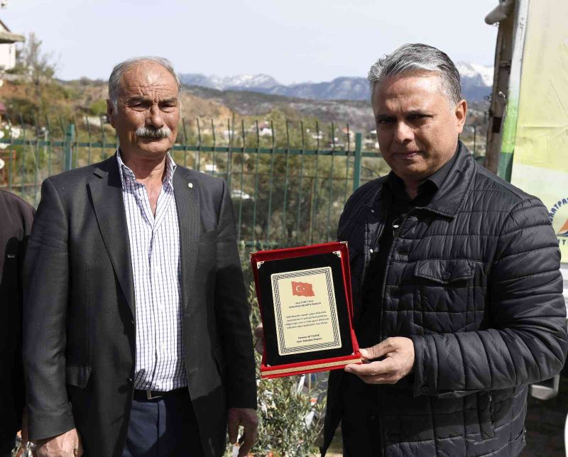 Yangından etkilenen bölgelere fidan dağıtımında duygu dolu anlar
