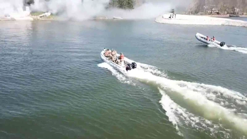 Durgun sulardan geçiş tatbikatı gerçeğini aratmadı
