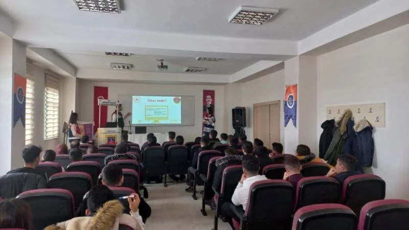Jandarma, öğrenci ve öğretmenleri siber suçlara karşı bilgilendirdi
