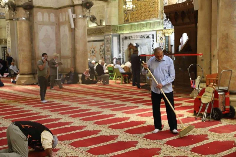 İsrail güçlerinin saldırıları sonrası Mescid-i Aksa’da temizlik yapıldı
