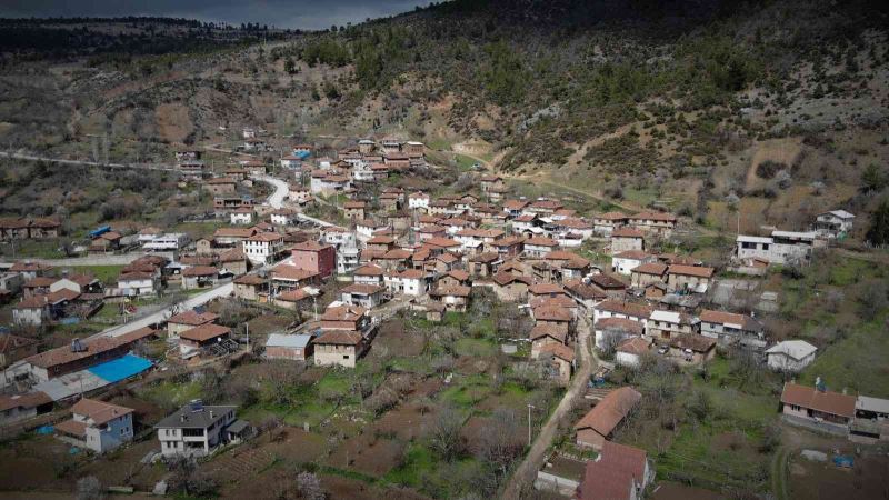 (Özel) Köylüler kendilerine emanet edilen yüzlerce yıllık sancağa gözü gibi bakıyor
