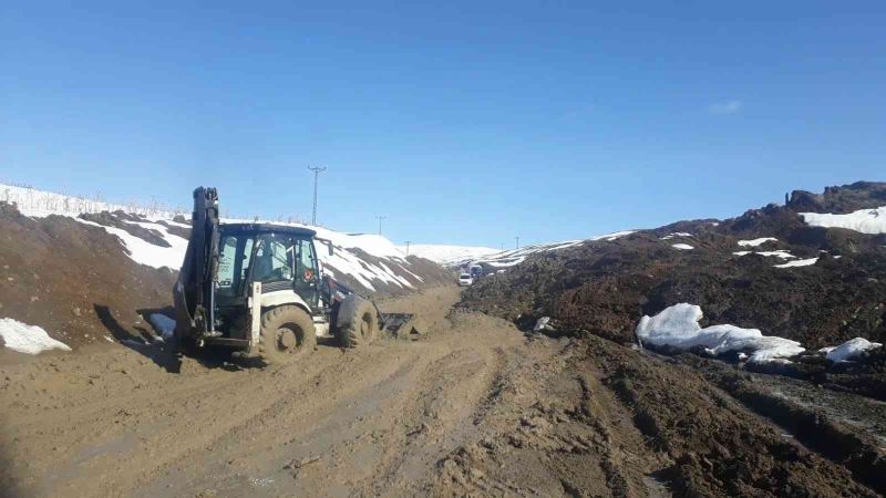 Erzurum-Tekman karayolu heyelan nedeniyle ulaşıma kapandı
