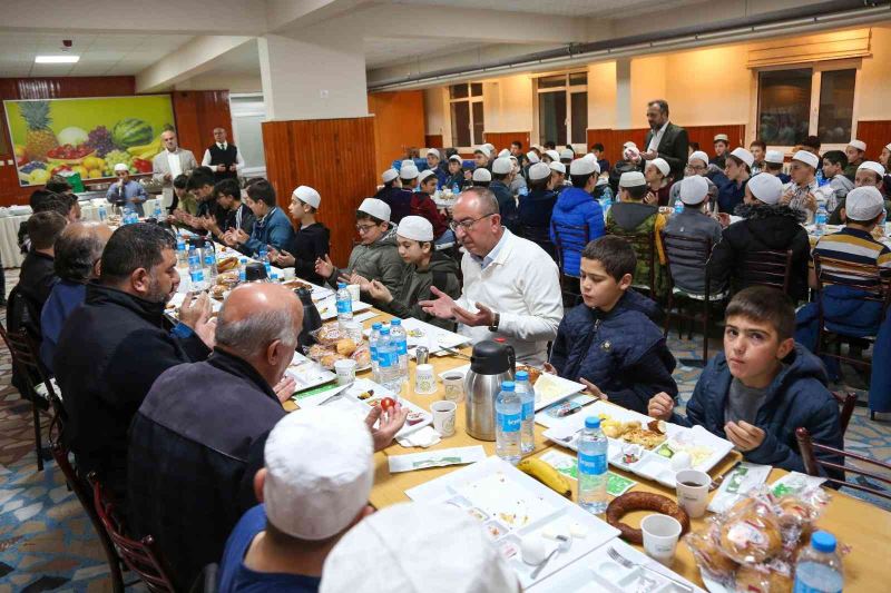 Başkan Kavuş’tan huzurevinde iftar Kur’an kursunda sahur
