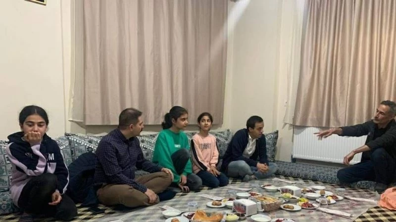 Kaymakam Turgay, vatandaşın iftar sofrasına misafir oldu
