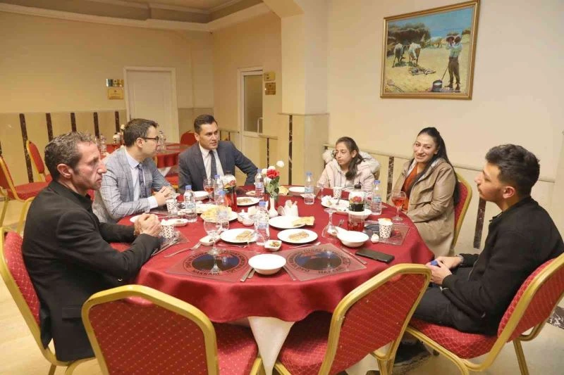 Vali Vekili Kumbasar, ailelerle bir araya geldi
