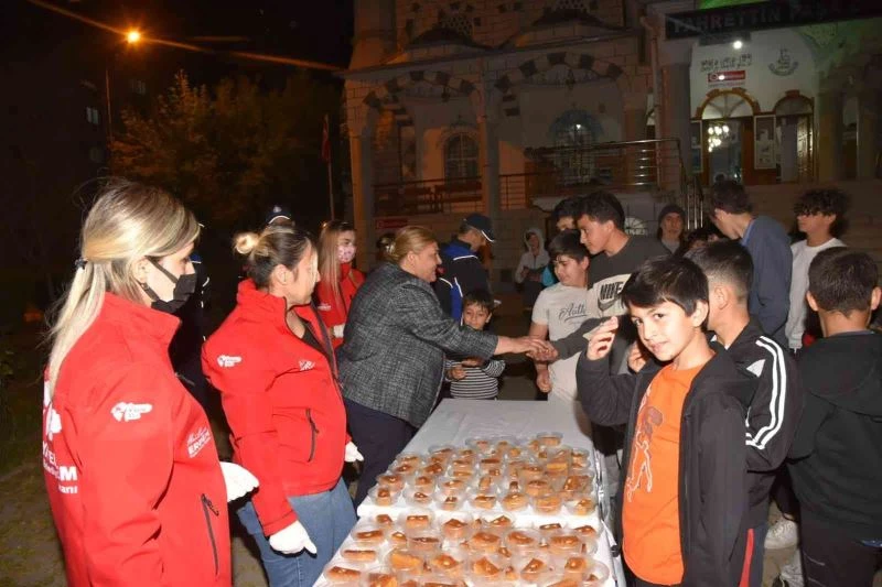 Ceyhan’da teravih sonrası cemaate tatlı ikramı

